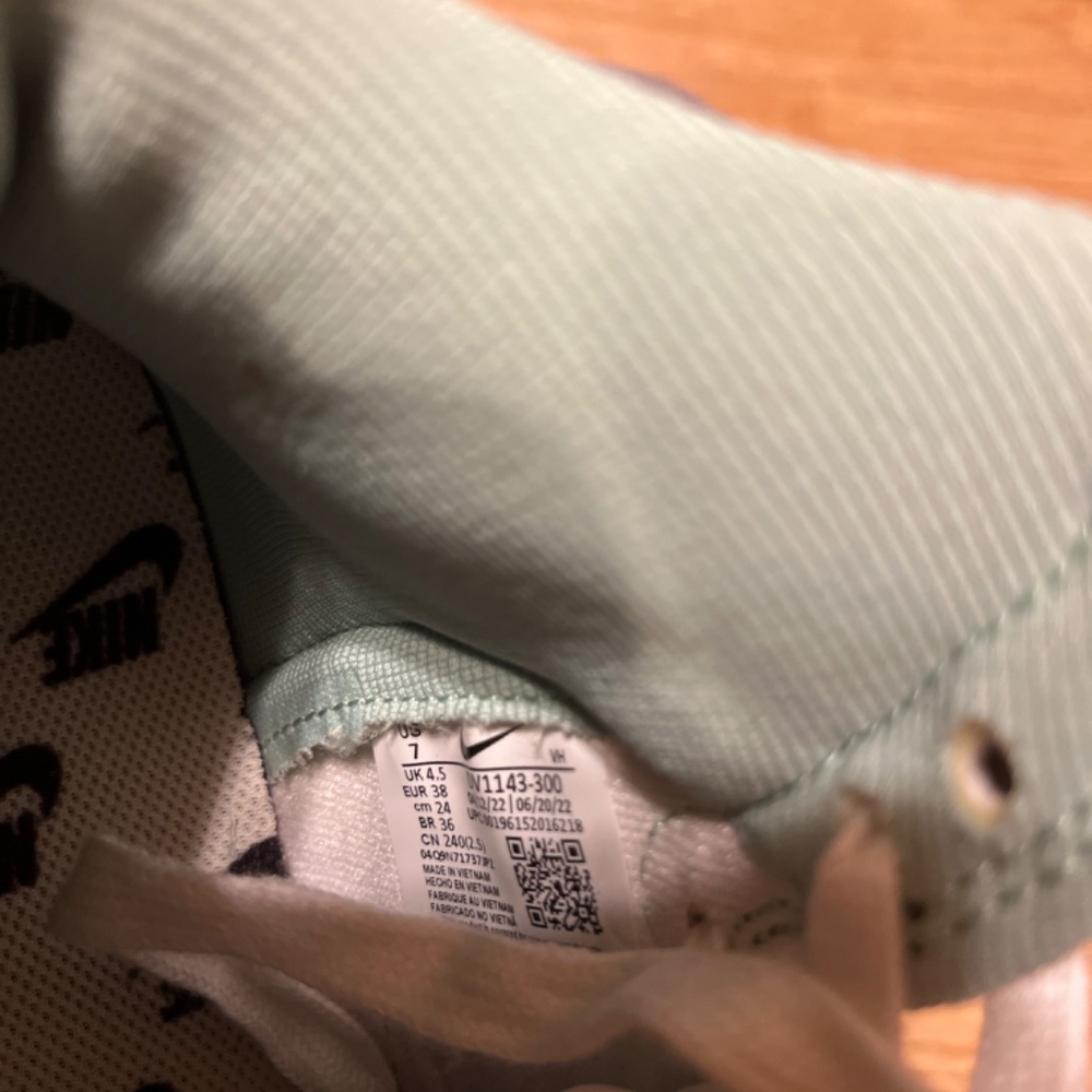 Brand new NIKE size 7 - Picture 5 of 6